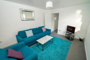 Work & Relax - 3 bedroom house with off-road parking
